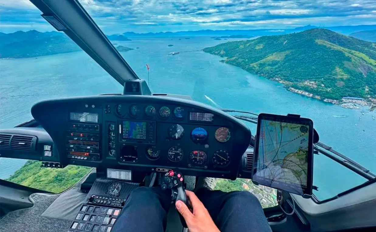 Cockpit do Esquilo AS350 B2 em voo panorâmico