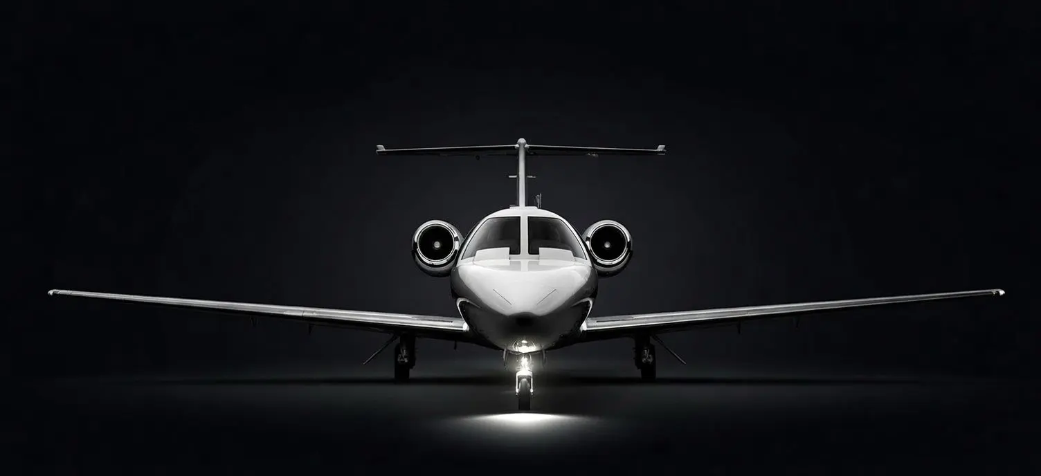 Cessna Citation CJ1+ visto de frente, iluminado no hangar